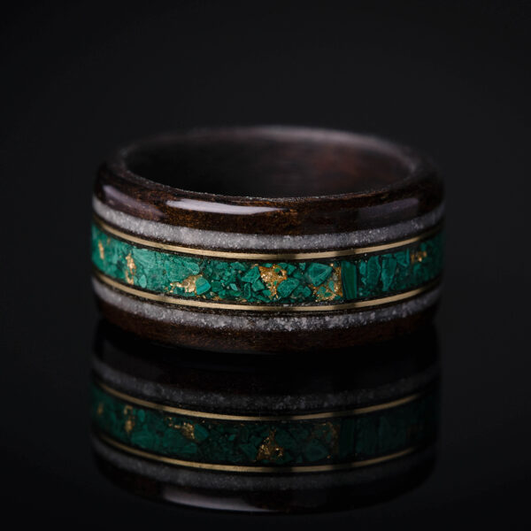 Riekstkoka gredzens ar malahītu