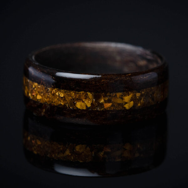 Walnut ring with tiger's eye