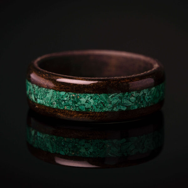 Walnut ring with malachite