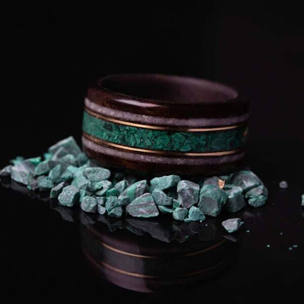 Walnut ring with malachite