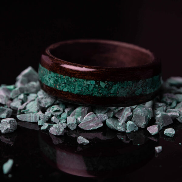 Walnut ring with malachite